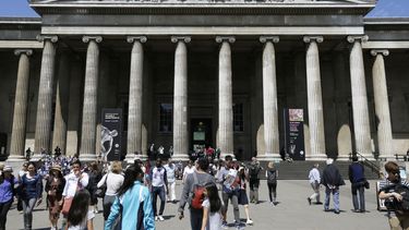ARCHIVO - Visitantes caminan afuera del Museo Británico en Bloomsbury, Londres, el viernes 26 de junio de 2015. (Foto AP/Tim Ireland, archivo)