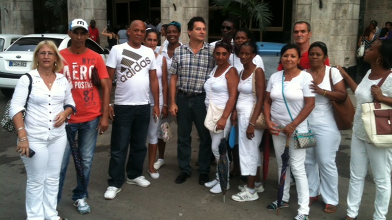 Angel-Santiesteban-activistas-despues-liberacion_CYMIMA20151105_0012_16.png