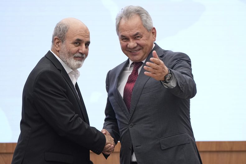 El secretario del Consejo Nacional de Seguridad de Rusia, Sergei Shoigu (derecha), y el secretario del Consejo de Seguridad Nacional de Irán, Ali Akbar Ahmadian, se estrechan la mano durante la 13ra cumbre de altos representantes de seguridad en Moscú, Rusia, el 28 de mayo de 2025. (AP Foto/Alexander Zemlianichenko)
