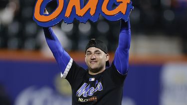 El segunda base de los Mets de Nueva York, José Iglesias, celebra en el campo después de que los Mets vencieron a los Filis de Filadelfia en el Juego 4 de la Liga Nacional, el miércoles 9 de octubre de 2024, en Nueva York. (AP Foto/Adam Hunger)