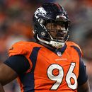 ARCHIVO - Eyioma Uwazurike, defensive end de los Broncos de Denver observa durante un partido de pretemporada de la NFL ante los Vikings de Minnesota, en Denver. 27 de agosto de 2022. (AP Foto/Jack Dempsey, File)
