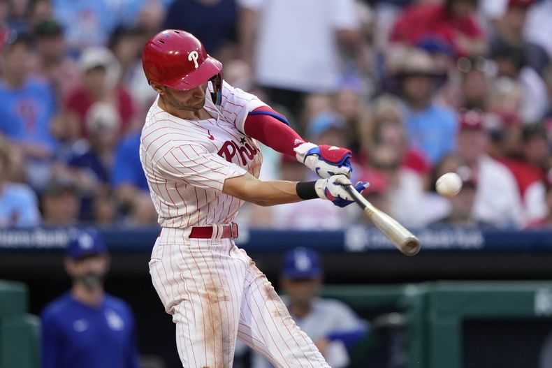 Trea Turner, de los Filis de Filadelfia, batea un grand slam ante los Dodgers de Los Ángeles, el martes 9 de julio de 2024 (AP Foto/Matt Slocum)