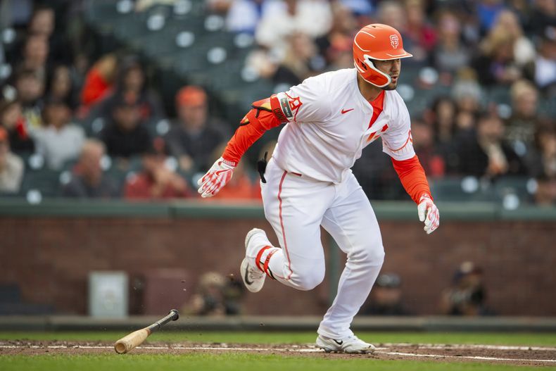 Michael Conforto, de los Gigantes de San Francisco, corre a la inicial tras batear en el juego del martes 25 de junio ante los Cachorros de Chicago (AP Foto/Nic Coury)