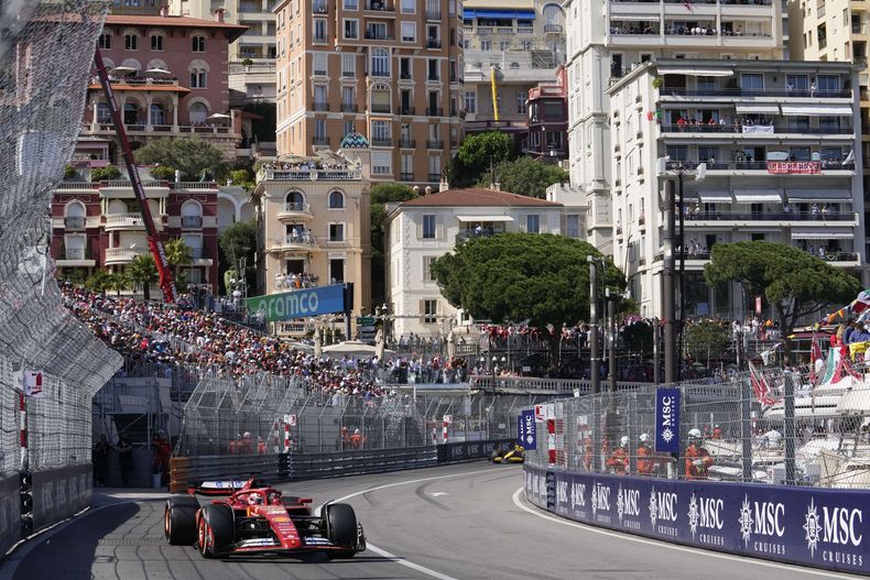 ARCHIVO - El piloto de Ferrari Charles Leclerc compite en el Gran Premio de Mónaco, el domingo 26 de mayo de 2024, (AP Foto/Luca Bruno, archivo)