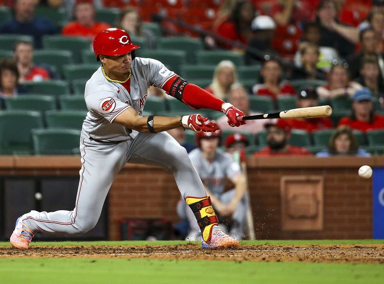 ARCHIVO - Foto del 29 de septiembre del 2023, Noelvi Marte de los Rojos de Cincinnati pega un sencillo en la octava entrada del juego ante ls Cardenales de San Luis. El viernes 8 de marzo del 2024, Marte es suspendido 80 partidos por un positivo. (AP Foto/Scott Kane, Archivo)