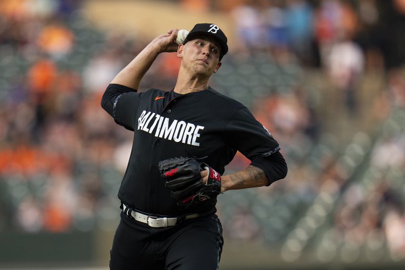 El abridor Tyler Wells, de los Orioles de Baltimore, hace un lanzamiento en el juego del lunes 4 de enero de 2021, ante los Reales de Kansas City (AP Foto/Julio Cortez)