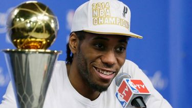 americateve | Con sólo 22 años, el escolta recibió doble galardón el domingo después de que su equipo venciera al Heat de Miami por 104-87 en el quinto juego de la serie. "Hay un gran grupo de hombres detrás de mí", dijo