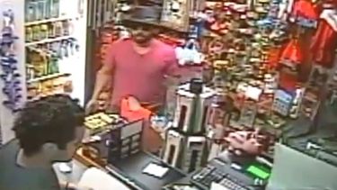 americateve | Momentos de terror vivieron los propietarios de una tienda en Allapattah cuando un hombre los asaltó a punta de pistola.