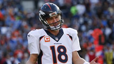 americateve | Peyton Manning, de los Broncos de Denver, hace un gesto hacia un costado del terreno durante el partido del domingo 14 de diciembre de 2014, frente a los Chargers de San Diego (AP Foto/Lenny Ignelzi)