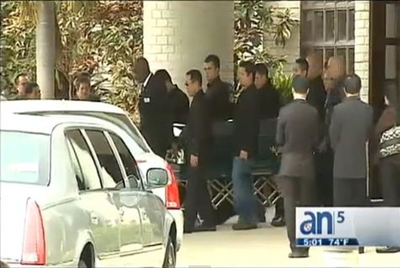 Familia y amigos dan el último adiós al niño de 10 años que murió después de recibir varios disparos durante un robo en el salón de belleza.