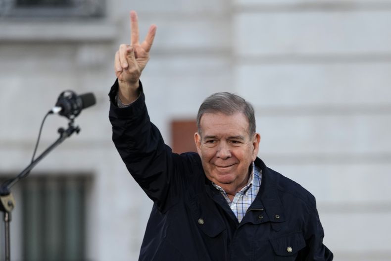 ARCHIVO - El líder opositor venezolano Edmundo González saluda a sus seguidores en la Puerta del Sol, en el centro de Madrid, España, el 28 de septiembre de 2024. (AP Foto/Bernat Armangue, Archivo)