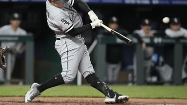 Andrew Vaughn, de los Medias Blancas de Chicago, conecta un jonrón de dos carreras en la sexta entrada del partido ante los Reales de Kansas City, el martes 9 de mayo de 2023, en Kansas City. (AP Foto/Charlie Riedel)