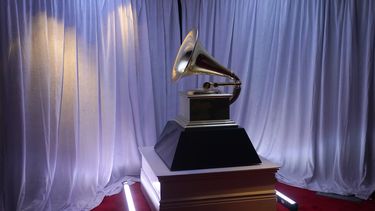 ARCHIVO - Una estatua de los Grammy en la sala de prensa de la 65a entrega anual de los Premios Grammy el domingo 5 de febrero de 2023 en Los Ángeles. (Foto AP/Jae C. Hong, archivo)