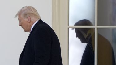 El presidente Donald Trump sale de la Oficina Oval para abordar el Marine One, en del Jardín Sur de la Casa Blanca, el viernes 14 de febrero de 2025, en Washington. (AP Foto/Alex Brandon)