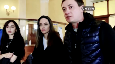 video: momento en el que angelina jolie huye a refugiarse mientras suenan las sirenas antiaereas en ucrania