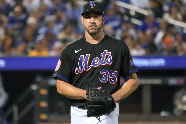 El lanzador de los Mets de Nueva York Justin Verlander sale del terreno de juego en la quinta entrada del partido ante los Dodgers de Los Ángeles, en Nueva York. Viernes 14 de julio de 2023. (AP Foto/Mary Altaffer)
