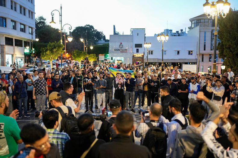 Grupos de personas participan en una protesta encabezada por jóvenes para exigir reformas a la educación y la atención sanitaria en Tánger, Marruecos, el sábado 18 de octubre de 2025. (AP Photo/Mosaab Elshamy)