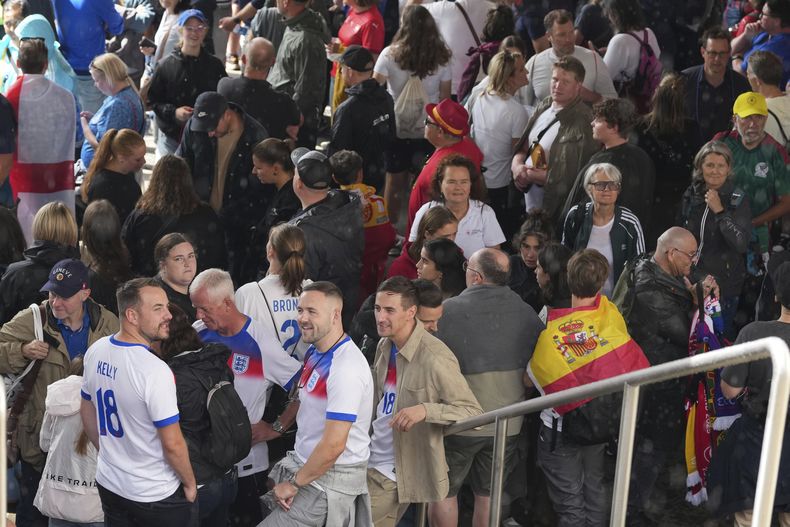 Aficionados llegan para el partido de fútbol de la final de la Eurocopa Femenina 2025 entre Inglaterra y España en el St. Jakob-Park en Basilea, Suiza, el domingo 27 de julio de 2025. (AP Photo/Martin Meissner)