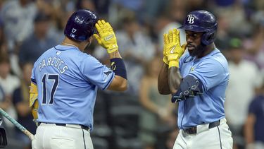 Randy Arozarena, de los Rays de Tampa Bay, a la derecha, celebra después de su jonrón contra los Nacionales de Washington con Isaac Paredes durante la séptima entrada el domingo 30 de junio de 2024, en St. Petersburg, Florida (AP Foto/Mike Carlson)