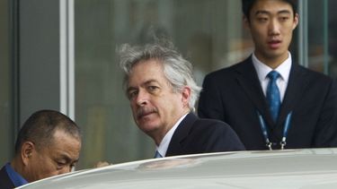 ARCHIVO - El director de la CIA, William Burns, centro, sube a un auto al arribar al Aeropuerto Internacional de la Capital, Beijing, 1 de mayo de 2012. (AP Foto/Alexander F. Yuan, File)