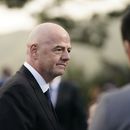 El presidente de la FIFA Gianni Infantino conversa con periodistas previo a la presentación del logo del Mundial de 2026, en Los Ángeles, el miércoles 17 de mayo de 2023. (AP Foto/Jae C. Hong)