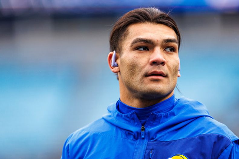 ARCHIVO - Puka Nacua, receptor de los Rams de Los Ángeles, calienta previo al partido de la NFL en contra de los Panthers de Carolina, el 30 de noviambre de 2025, en Charlotte, Carolina del Norte. (AP Foto/Rusty Jones, Archivo)