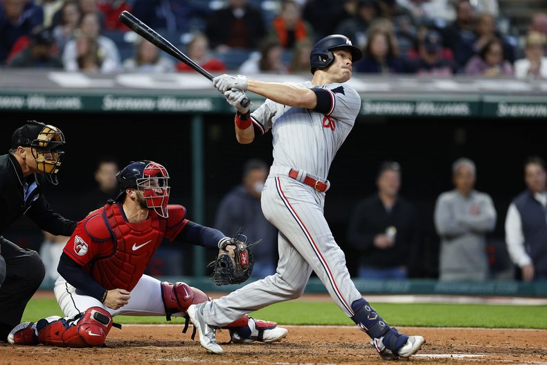 Max Kepler, de los Mellizos de Minnesota, conecta un cuadrangular de dos carreras frente al abridor de los Guardianes de Cleveland, Peyton Battenfield, durante la sexta entrada del juego de béisbol el viernes 5 de mayo de 2023, en Cleveland. (AP Photo/Ron Schwane)