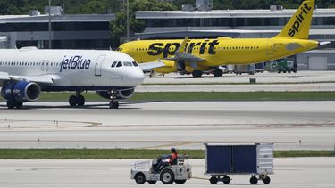 Un avión de JetBlue y uno de Spirit Airlines en el Aeropuerto Internacional Fort Lauderdale-Hollywood en Fort Lauderdale, Florida, el 7 de julio de 2022. (Foto AP /Wilfredo Lee)
