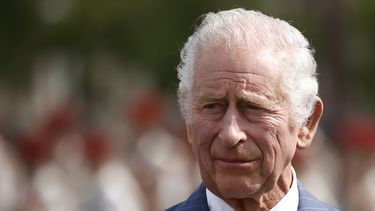 ARCHIVO - El rey Carlos III de Gran Bretaña asiste a una ceremonia en el Arco de Triunfo en París, el miércoles 20 de septiembre de 2023. El rey Carlos III fue dado de alta de un hospital privado de Londres el 29 de enero de 2024 tras someterse a un procedimiento correctivo por una hipetrofia benigna de próstata. (Yoan Valat, Pool vía AP, archivo)
