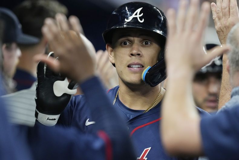 El colombiano Gio Urshela, de los Bravos de Atlanta, festeja su jonrón de dos carreras en el juego del sábado 21 de septiembre de 2024, ante los Marlins de Miami (AP Foto/Marta Lavandier)