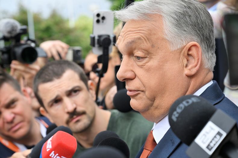 El ex primer ministro húngaro Viktor Orbán (cent) le habla a la prensa al llegar al cónclave de su partido Fidesz en Budapest, el 13 de junio del 2026. (Zoltan Mathe/MTI via AP)