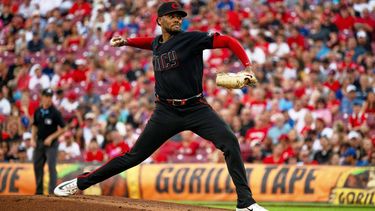El lanzador de los Rojos de Cincinnati, Hunter Greene, realiza un lanzamiento en la primera entrada de un partido de béisbol contra los Cachorros de Chicago, el viernes 10 de julio de 2026, en Cincinnati. (Foto AP/Michael Swensen)