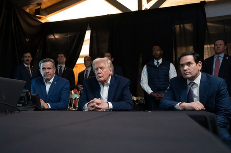 En esta foto difundida por la Casa Blanca, el presidente Donald Trump supervisa las operaciones militares estadounidenses en Venezuela, junto al director de la CIA, John Ratcliffe, a la izquierda, y el secretario de Estado, Marco Rubio, en Mar-a-Lago, Palm Beach, Florida, el sábado 3 de enero de 2026. (Molly Riley/La Casa Blanca a través de AP).