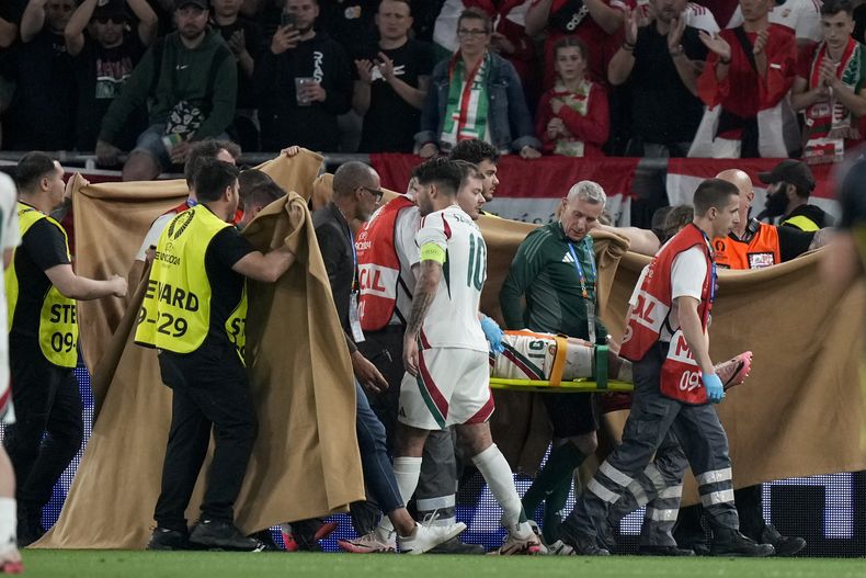 El húngaro Barnabas Varga sale en camilla tras lesionarse durante un partido del Grupo A entre Escocia y Hungría en la Eurocopa 2024 en Stuttgart, Alemania, el domingo 23 de junio de 2024. (AP Foto/Matthias Schrader)