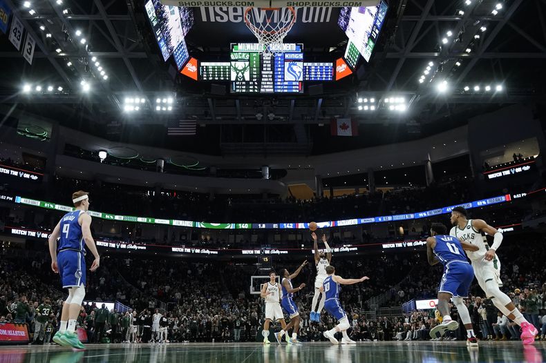 Damian Lillard, de los Bucks de Milwaukee, lanza un triple decisivo en el tiempo extra con el que su equipo se impuso a los Kings de Sacramento el domingo 14 de enero de 2024, en Milwaukee. Los Bucks ganaron 143-142 en tiempo extra. (AP Foto/Morry Gash)