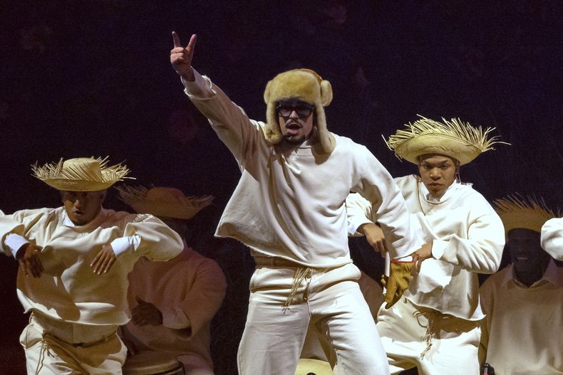 ARCHIVO - Bad Bunny se presenta durante el primer show de su residencia de conciertos de 30 fechas en el Coliseo de Puerto Rico José Miguel Agrelot, en San Juan, Puerto Rico, el 11 de julio de 2025. (Foto AP/Alejandro Granadillo, archivo)
