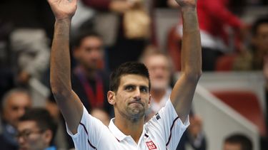 americateve | El tenista serbio Novak Djokovic saluda tras derrotar al b&uacute;lgaro Grigor Dimitrov en su partido de cuartos de final del Abierto de China, en Beijing, el 3 de octubre de 2014. (Foto AP/Vincent Thian)