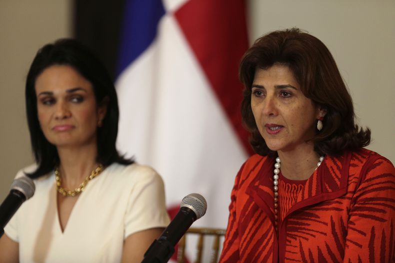 La ministra de relaciones exteriores de Colombia, Mar&iacute;a &Aacute;ngela Holgu&iacute;n, a la derecha, habla durante una conferencia de prensa con su contraparte paname&ntilde;a Isabel Saint Malo, en Panam&aacute;, el viernes 17 de octubre de 2014. (A