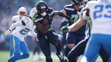 El corredor de los Seahawks de Seattle, Emanuel Wilson (23), avanza por el campo tras una recepción para touchdown durante la primera mitad de un partido de fútbol americano de la NFL contra los Chargers de Los Ángeles, el 4 de octubre de 2026, en Seattle. (Foto AP/Kevin Ng)