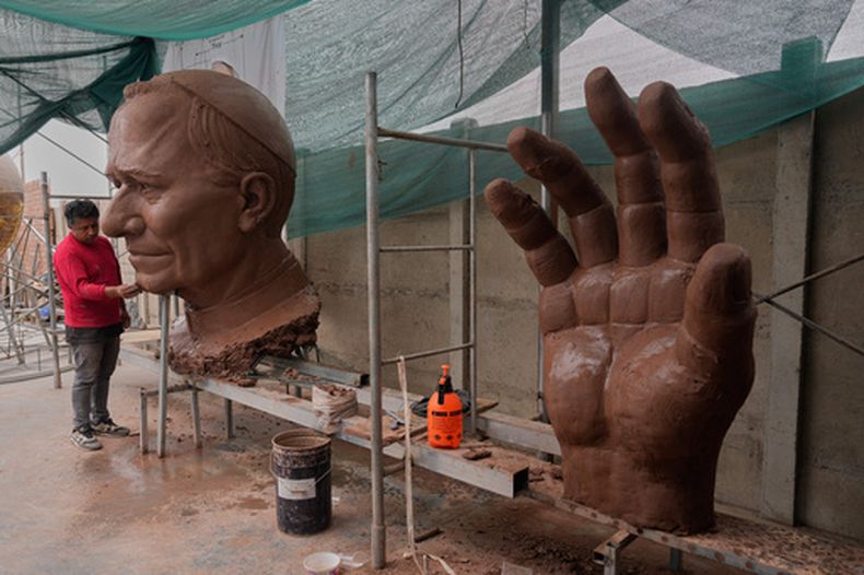 El escultor peruano Rafael Gutiérrez trabaja en una escultura del Papa León XIV en preparación para su visita a Lima, Perú, el domingo 27 de septiembre de 2026. (Foto AP/Martín Mejía)