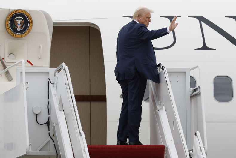 El presidente de EEUU, Donald Trump, saluda mientras sube al avión oficial Air Force One en la Base Conjunta Andrews, Maryland, el viernes 1 de agosto de 2025. (AP Foto/Luis M. Álvarez)