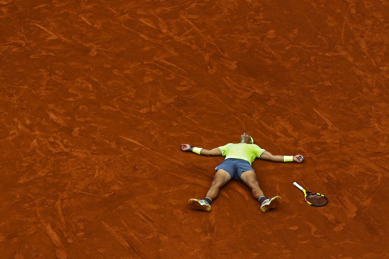 En esta imagen del 9 de junio de 2019, el español Rafael Nadal celebra después de ganar el Abierto de Francia por 12da ocasión luego de derrotar al austriaco Dominic Thiem en la final en el estadio Roland Garros de París. (AP Foto/Pavel Golovkin, Archivo)