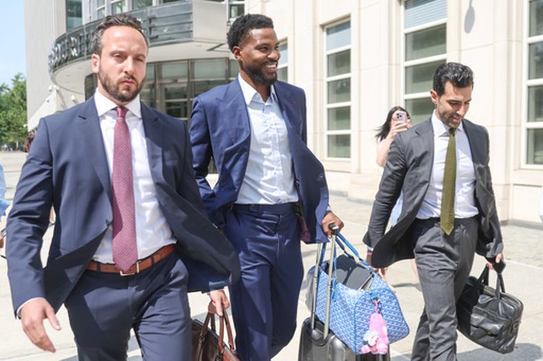 Malik Beasley, centro, ex jugador de la NBA, sale del tribunal federal de Brooklyn, el miércoles 1 de julio de 2026, en Nueva York. (Foto AP/Heather Khalifa)
