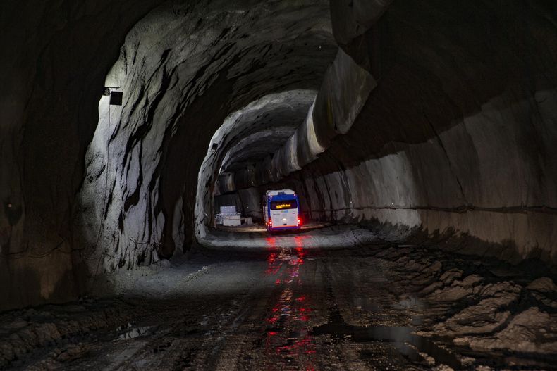 ARCIVO - Un autobús con periodistas hace una visita a las obras de construcción del túnel Z-Morh en Sonamarg, en el nordeste de Srinagar, en la Cachemira controlada por India, el 28 de septiembre de 2021. (AP Foto/Dar Yasin, Archivo)