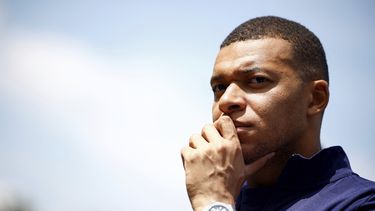 El delantero francés Kylian Mbappé en la ciudad deportiva de la selección nacional con miras a la Euro 2024, el lunes 3 de junio de 2024, en Clairefontaine. (Sarah Meyssonnier/Pool Foto vía AP)