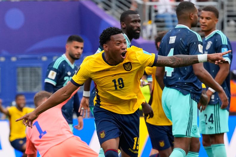 Gonzalo Plata (19) celebra tras anotar el segundo gol de Ecuador en la victoria 2-1 ante Alemania en el partido por el Grupo E del Mundial, el jueves 25 de junio de 2026, en East Rutherford, Nueva Jersey. (AP Foto/Yuki Iwamura)