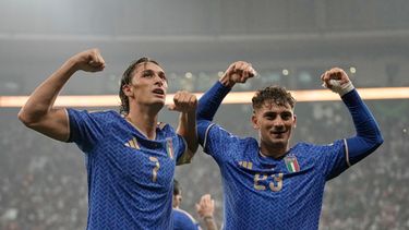 Pio Esposito, izquierda, de la selección de Italia, celebra con Sebastiano Esposito después de anotar el cuarto gol de su equipo frente a Turquía en la Liga de Naciones el lunes 28 de septiembre de 2026, en Bursa, Turquía. (AP Foto/Khalil Hamra)
