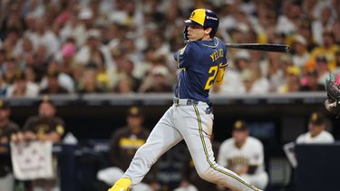 Christian Yelich de los Cerveceros de Milwaukee le da seguimiento a su sencillo remolcador en la séptima entrada del juego 3 de la serie divisional de la Liga Nacional ante los Padres de San Diego el martes 6 de octubre del 2026. (AP Foto/Derrick Tuskan)