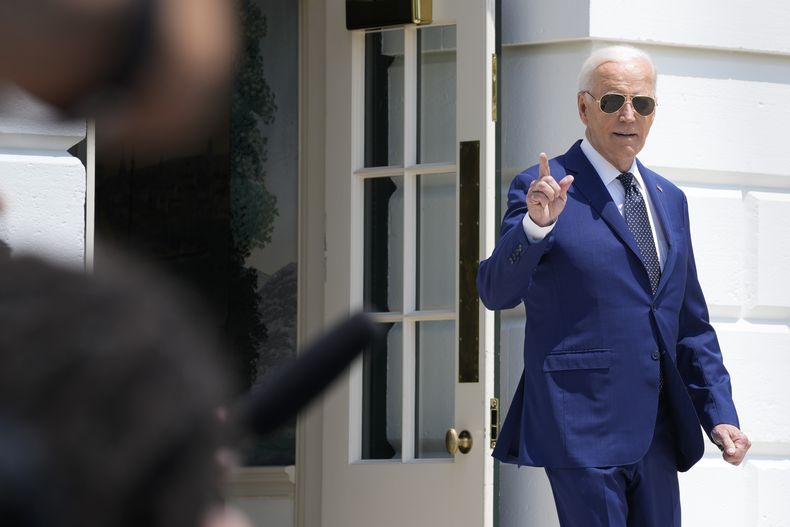 El presidente Joe Biden saluda a los periodistas camino hacia el helicóptero Marine One en el jardín sur de la Casa Blanca en Washington, el lunes 29 de julio de 2024. (Foto AP/Susan Walsh)