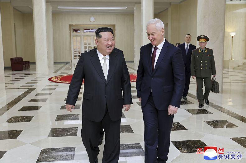 En esta foto suministrada por el gobierno de Corea del Norte, el mandatario norcoreano Kim Jong Un, izquierda, se reúne con el ministro ruso de Defensa, Andrei Belousov, en Pyongyang, Corea del Norte, el viernes 29 de noviembre de 2024. El contenido de la imagen se muestra como fue entregada y no fue verificada de manera independiente. La marca de agua en coreano dice ACNC, siglas de la Agencia Central de Noticias de Corea. (Agencia Central de Noticias de Corea/Korea News Service vía AP)